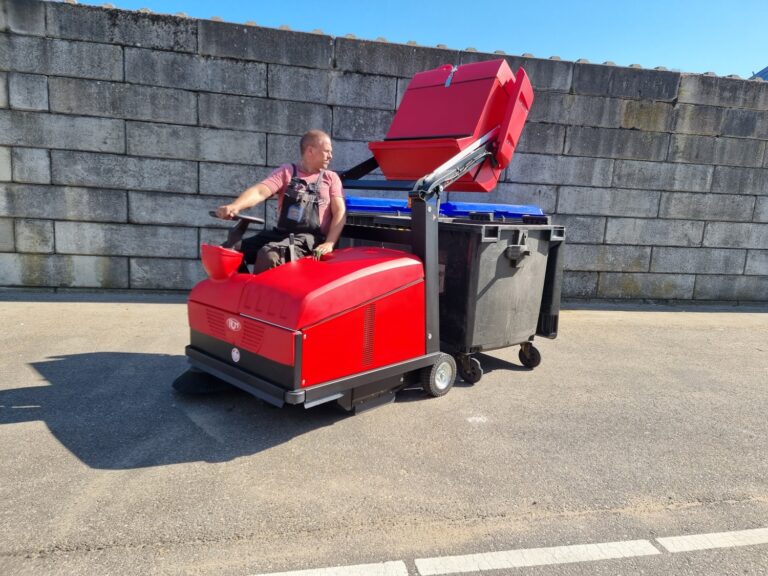 Demo en afleveren schrob- & veegmachine